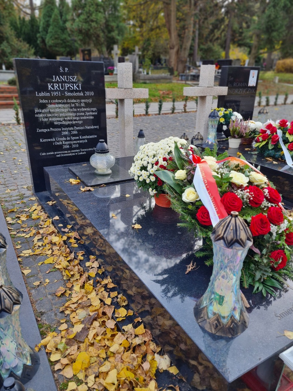 Grób Marii Dmochowskiej na Cmentarzu Wojskowym na Powązkach w Warszawie – 31 października 2024. Fot. Krzysztof Wojciechowski (IPN)