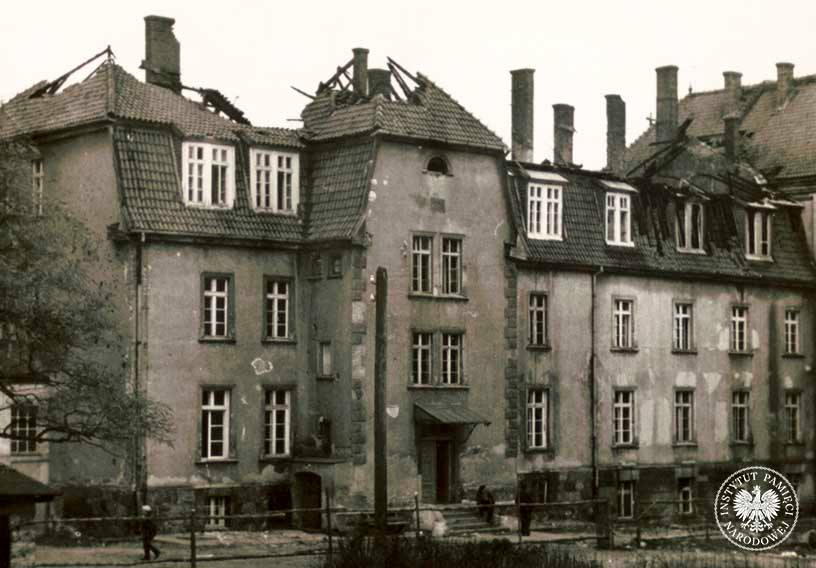 Budynki Szpitala dla Nerwowo i Psychicznie Chorych w Górnej Grupie. Stan po pożarze, 1 listopada 1980 r. Zdjęcie pochodzi z pracy magisterskiej Wiesława Bieska pt. „Organizacja działań ochronno-porządkowych WUSW w Bydgoszczy podczas katastrof i klęsk żywiołowych na przykładzie pożaru szpitala psychiatrycznego w Górnej Grupie” (fot. z zasobu AIPN)