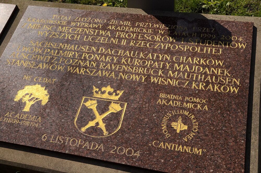 Tablica pamiątkowa przy Dębie Wolności przed Collegium Novum Uniwersytetu Jagiellońskiego, 2021 r. Fot. Janusz Ślęzak (IPN)