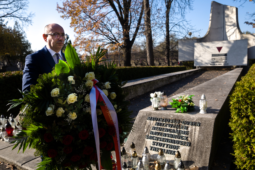 85. rocznica Sonderaktion Krakau. Dr Mateusz Szpytma, zastępca prezesa IPN, złożył kwiaty przed Pomnikiem-Mauzoleum Ofiar Obozów Koncentracyjnych na Powązkach Wojskowych – Warszawa, 6 listopada 2024. Fot. Sławek Kasper (IPN)