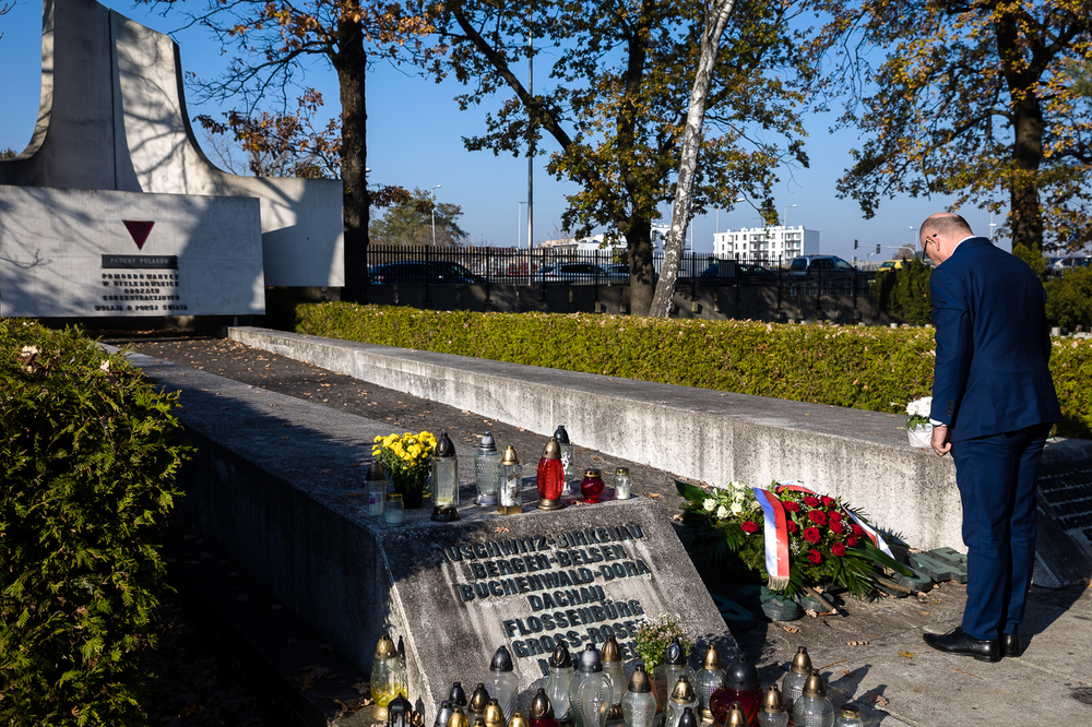 85. rocznica Sonderaktion Krakau. Dr Mateusz Szpytma, zastępca prezesa IPN, złożył kwiaty przed Pomnikiem-Mauzoleum Ofiar Obozów Koncentracyjnych na Powązkach Wojskowych – Warszawa, 6 listopada 2024. Fot. Sławek Kasper (IPN)
