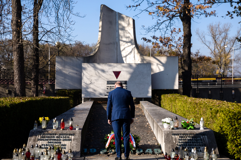 85. rocznica Sonderaktion Krakau. Dr Mateusz Szpytma, zastępca prezesa IPN, złożył kwiaty przed Pomnikiem-Mauzoleum Ofiar Obozów Koncentracyjnych na Powązkach Wojskowych – Warszawa, 6 listopada 2024. Fot. Sławek Kasper (IPN)