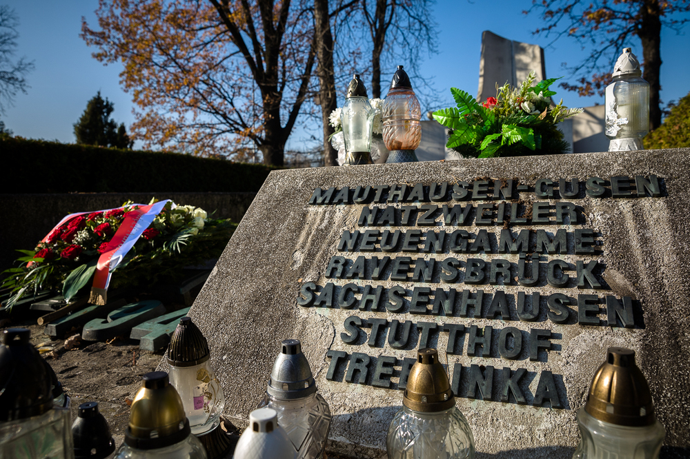 85. rocznica Sonderaktion Krakau. Dr Mateusz Szpytma, zastępca prezesa IPN, złożył kwiaty przed Pomnikiem-Mauzoleum Ofiar Obozów Koncentracyjnych na Powązkach Wojskowych – Warszawa, 6 listopada 2024. Fot. Sławek Kasper (IPN)