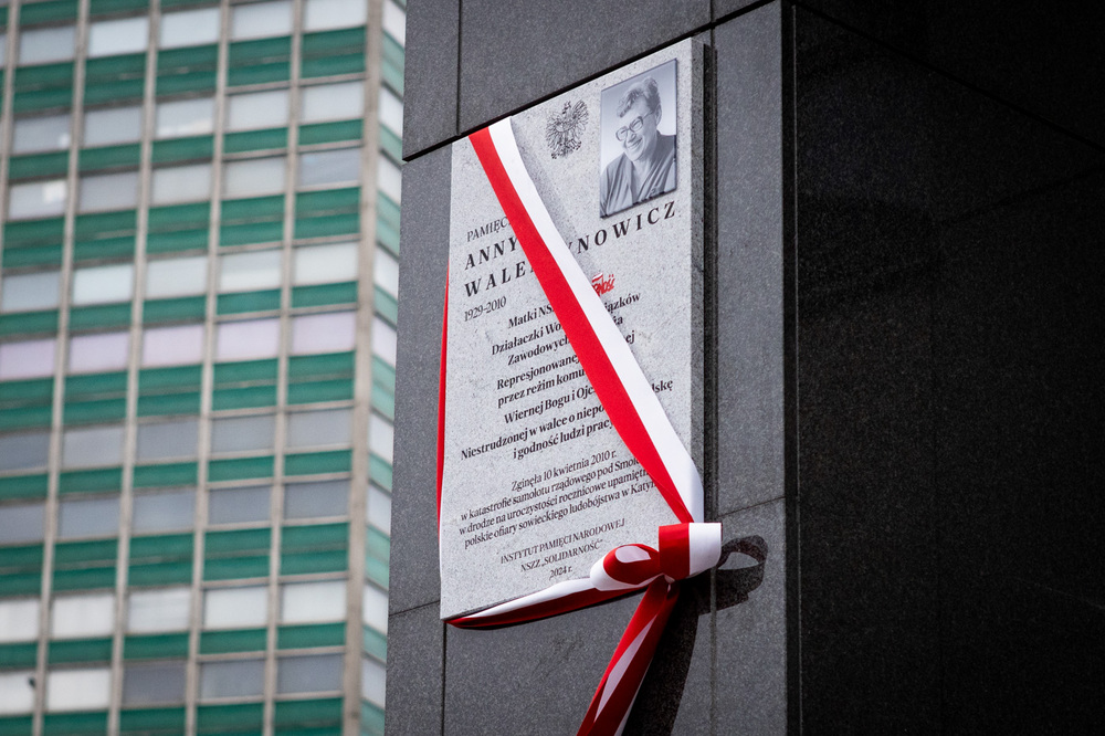 Uroczystość odsłonięcia tablicy upamiętniającej Annę Walentynowicz – Gdańsk, 10 listopada 2024. Fot. Roman Jocher (IPN)
