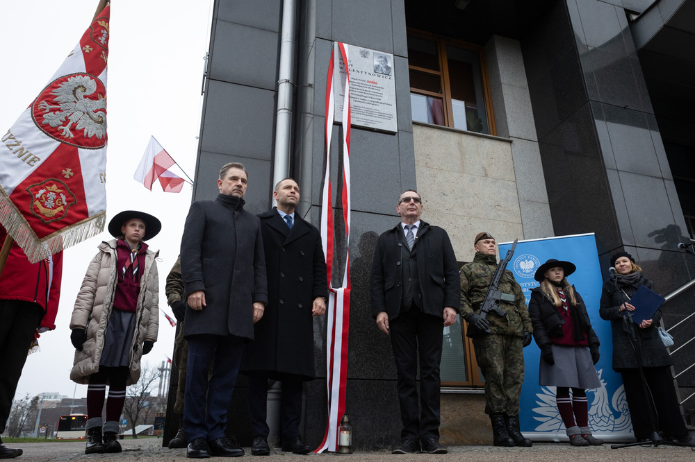 Uroczystość odsłonięcia tablicy upamiętniającej Annę Walentynowicz – Gdańsk, 10 listopada 2024. Fot. Roman Jocher (IPN)
