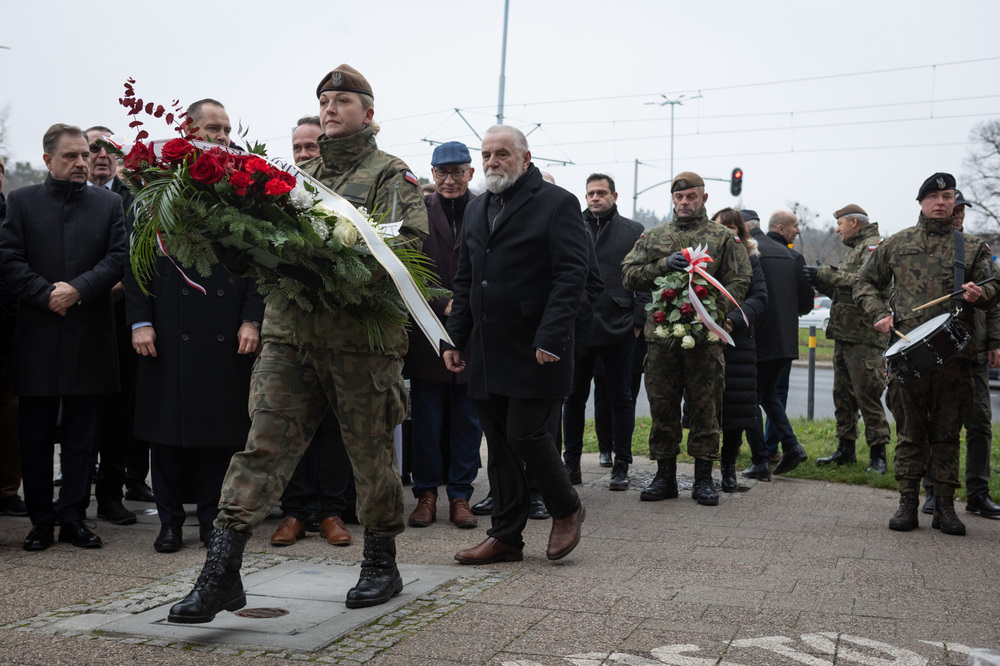Uroczystość odsłonięcia tablicy upamiętniającej Annę Walentynowicz – Gdańsk, 10 listopada 2024. Fot. Roman Jocher (IPN)