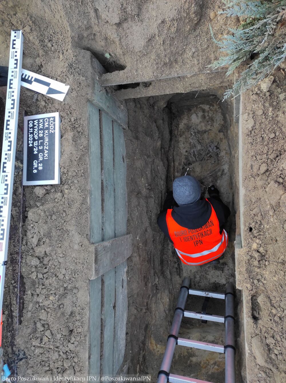 Prace poszukiwawcze Biura Poszukiwań i Identyfikacji IPN na cmentarzu św. Wojciecha w Łodzi – 6–7 listopada 2024. Fot. BPiI IPN