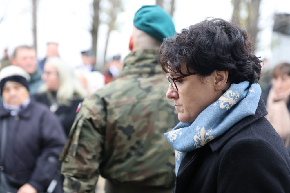Uroczystości pogrzebowe śp. Wojciecha Duśko – ofiary terroru komunistycznego. Na zdj. dyrektor Muzeum Żołnierzy Wyklętych i Więźniów Politycznych PRL Adrianna Garnik – Wierzbna, 8 listopada 2024. Fot. Maciej Parysek (IPN)