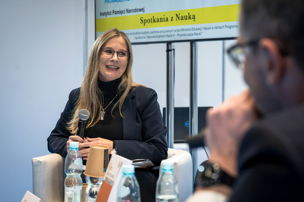 Strefa czasopism IPN w ramach Targów Książki w Katowicach – 8–10 listopada 2024. Na zdj. dr Marzena Grosicka. Fot. Krzysztof Łojko (IPN)