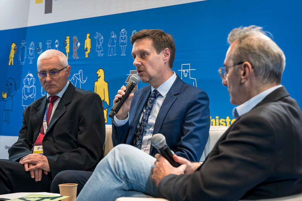 Strefa czasopism IPN w ramach Targów Książki w Katowicach – 8–10 listopada 2024. Na zdj. po środku dr Mariusz Żuławnik. Fot. Krzysztof Łojko (IPN)