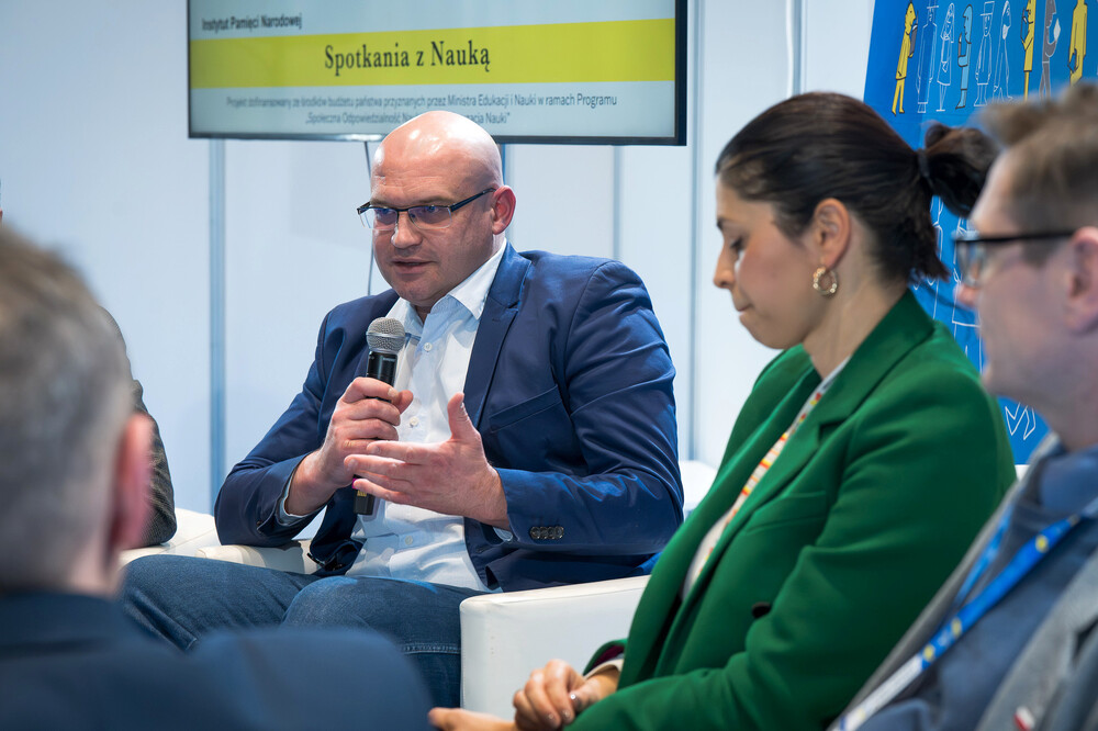 Strefa czasopism IPN w ramach Targów Książki w Katowicach – 8–10 listopada 2024. Na zdj. dr Mateusz Sokulski. Fot. Krzysztof Łojko (IPN)