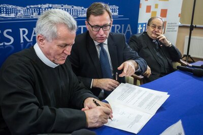 Podpisanie umowy z Wyższą Szkołą Kultury Społecznej i Medialnej w Toruniu – 15 grudnia 2017. Fot. Sławomir Kasper (IPN)