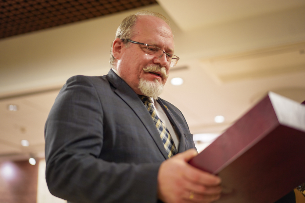 Tablica upamiętniająca Rosy Bailly. Na zdj. dyrektor BUWiM Adam Siwek – Warszawa, 13 listopada 2024. Fot. Mateusz Niegowski (IPN)