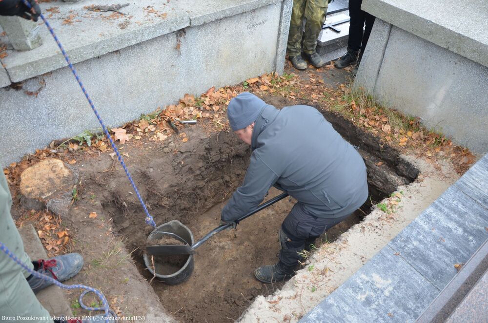 Radom: Prace na terenie Cmentarza Rzymskokatolickiego przy ul. Limanowskiego – 12 listopada 2024. Fot. BiII IPN