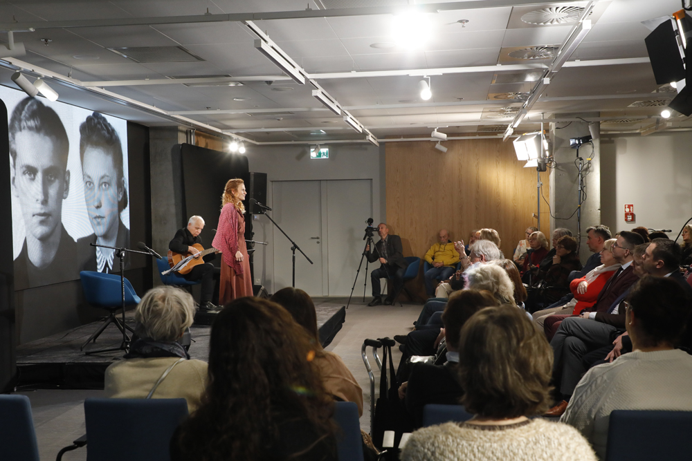 Spektakl „BASIA. Opowieść o żonie Krzysztofa Baczyńskiego” w Centralnym Przystanku Historia – Warszawa,14 listopada 2024. Fot. Piotr Życieński (IPN)