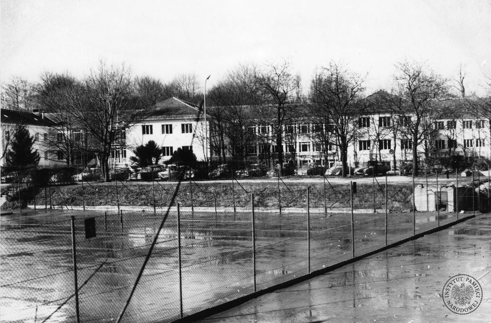 Siedziba Radia Wolna Europa w Ogrodzie Angielskim pod Monachium. Główna część gmachu Radia widziana z kortów tenisowych znajdujących się po drugiej stronie ul. Oettingenstrasse. Fot. z zasobu IPN