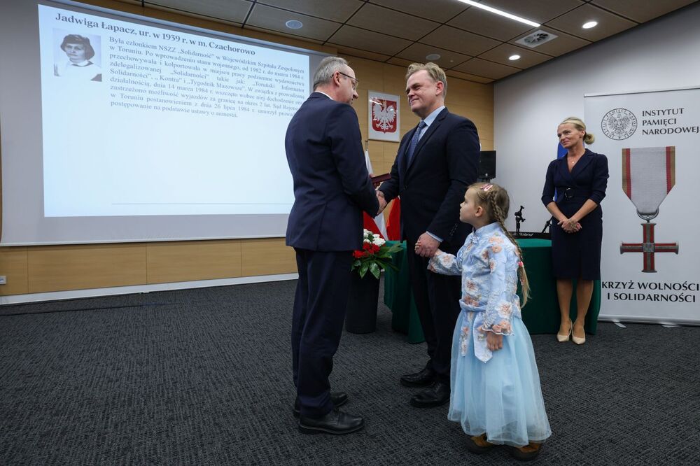 Uroczystość wręczenia Krzyży Wolności i Solidarności – Bydgoszcz, 18 listopada 2024. Fot. Mikołaj Bujak (IPN)