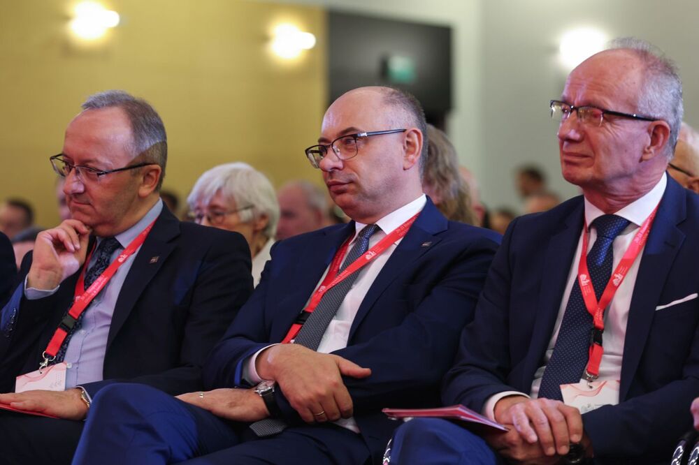 Uroczyste otwarcie Pomorskiego Kongresu Pamięci Narodowej Na zdj. zastępcy prezesa IPN: (od lewej) dr hab. Karol Polejowski, dr Mateusz Szpytma, dr hab. Krzysztof Szwagrzyk – Gdańsk, 20 listopada 2024. Fot. Mikołaj Bujak (IPN)