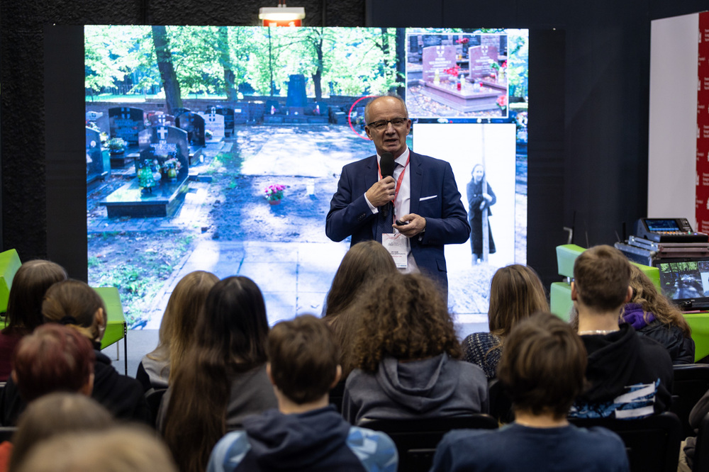 Prezentacja dr. hab. Krzysztofa Szwagrzyka, zastępcy prezesa IPN „Wracamy po swoich. Poszukiwanie polskich bohaterów” – Pomorski Kongres Pamięci Narodowej – Gdańsk, 20 listopada 2024. Fot. Roman Jocher