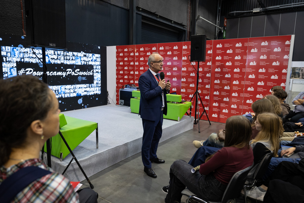 Prezentacja dr. hab. Krzysztofa Szwagrzyka, zastępcy prezesa IPN „Wracamy po swoich. Poszukiwanie polskich bohaterów” – Pomorski Kongres Pamięci Narodowej – Gdańsk, 20 listopada 2024. Fot. Roman Jocher