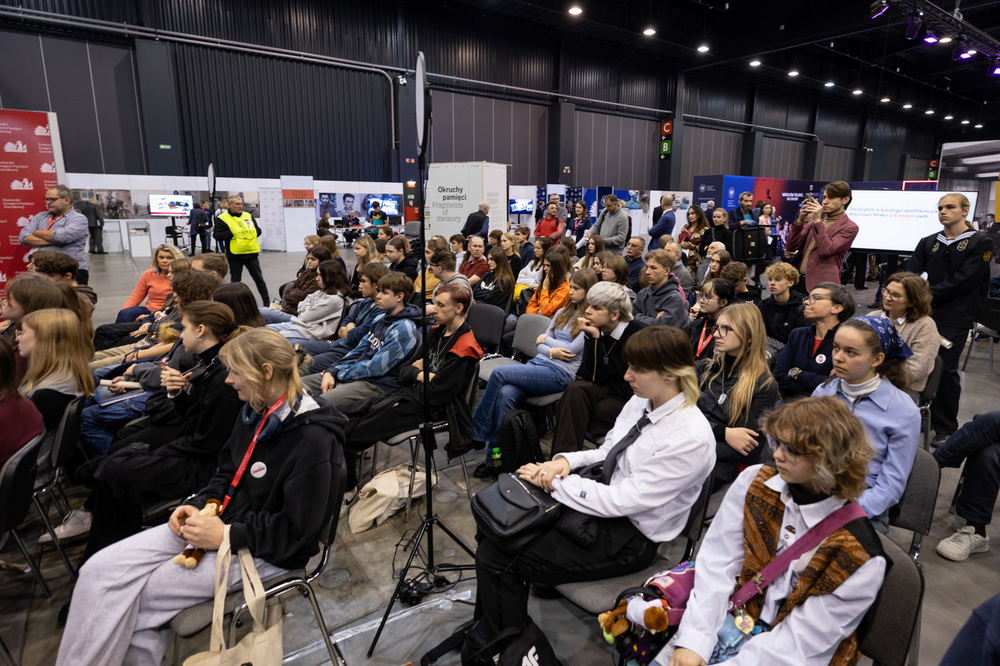 Prezentacja dr. hab. Krzysztofa Szwagrzyka, zastępcy prezesa IPN „Wracamy po swoich. Poszukiwanie polskich bohaterów” – Pomorski Kongres Pamięci Narodowej – Gdańsk, 20 listopada 2024. Fot. Roman Jocher