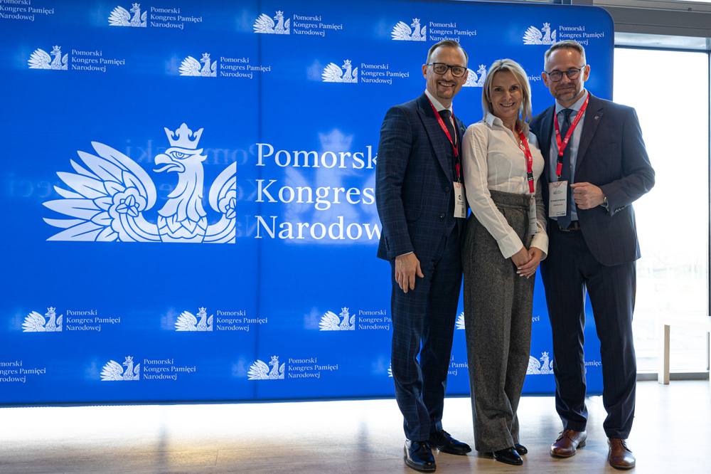 Pomorski Kongres Pamięci Narodowej. Na zdj. od lewej: rzecznik prasowy IPN, dyrektor Biura Rzecznika Prasowego dr Rafał Leśkiewicz, dyrektor generalny IPN Magdalena Głowa i dyrektor gdańskiego oddziału IPN dr Marek Szymaniak – Gdańsk, 21 listopada 2024. Fot. Roman Jocher