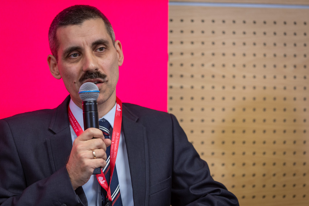 Pomorski Kongres Pamięci Narodowej. Na zdj. prof. Mirosław Szumiło – Gdańsk, 21 listopada 2024. Fot. Roman Jocher