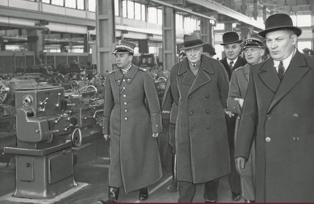 Wizyta prezydenta RP Ignacego Mościckiego (drugi z lewej) w jednym z zakładów COP, 1938 r. (fot. NAC)