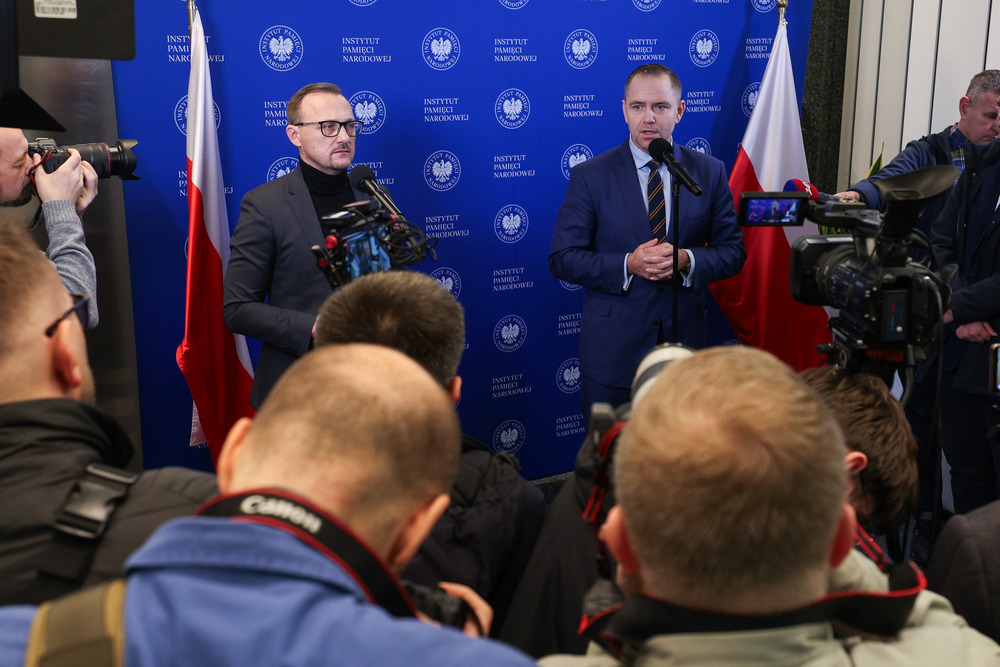 Konferencja prasowa prezesa Instytutu Pamięci Narodowej dr. Karola Nawrockiego. Na zdj. rzecznik prasowy IPN dr Rafał Leśkiewicz (L) i prezes IPN dr Karol Nawrocki (P) – Warszawa, 27 listopada 2024. Fot. Mikołaj Bujak (IPN)