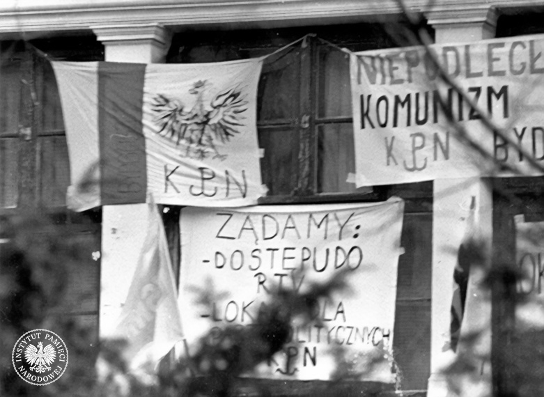 Bydgoszcz (prawdopodobnie okupowana siedziba ZM ZSMP), transparenty z postulatami KPN, 25 października 1989 r. Fot. z zasobu IPN