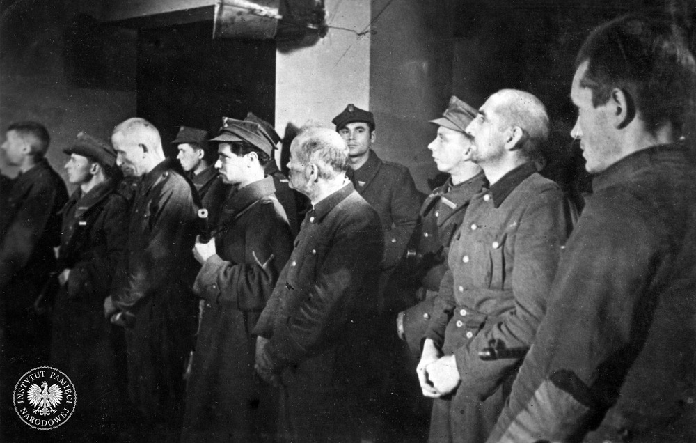 Ogłoszenie wyroku w procesie niemieckich członków załogi KL Lublin przed Specjalnym Sądem Karnym w Lublinie. Oskarżeni na stojąco wysłuchują wyroku sądu. Od lewej: Hermann Vögel, Wilhelm Gerstenmeier, Anton Thernes, Theodor Schöllen i Heinz Stalp. Lublin, 2 grudnia 1944 r. (fot. z zasobu IPN)