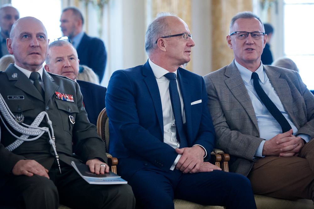 Uroczysta gala wręczenia nagród IPN „Semper Fidelis”. Na zdj. od lewej: gen. Dariusz Pluta, zastępca prezesa IPN dr hab. Krzysztof Szwagrzyk i prok. Andrzej Pozorski – Warszawa, 2 grudnia 2024. Fot. Sławek Kasper (IPN)