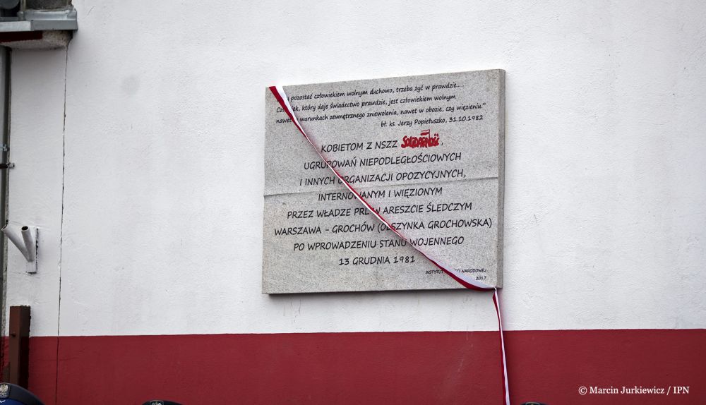 Odsłonięcie tablicy poświęconej kobietom internowanym i osadzonym w Areszcie Olszynka Grochowska – Warszawa, 20 grudnia 2017. Fot. Marcin Jurkiewicz