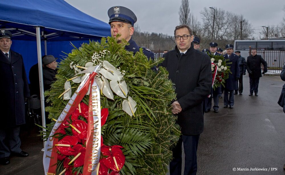 Odsłonięcie tablicy poświęconej kobietom internowanym i osadzonym w Areszcie Olszynka Grochowska – Warszawa, 20 grudnia 2017. Fot. Marcin Jurkiewicz