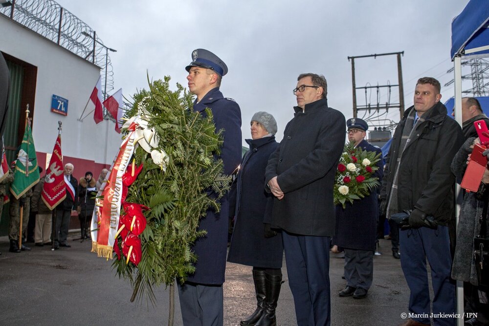 Odsłonięcie tablicy poświęconej kobietom internowanym i osadzonym w Areszcie Olszynka Grochowska – Warszawa, 20 grudnia 2017. Fot. Marcin Jurkiewicz