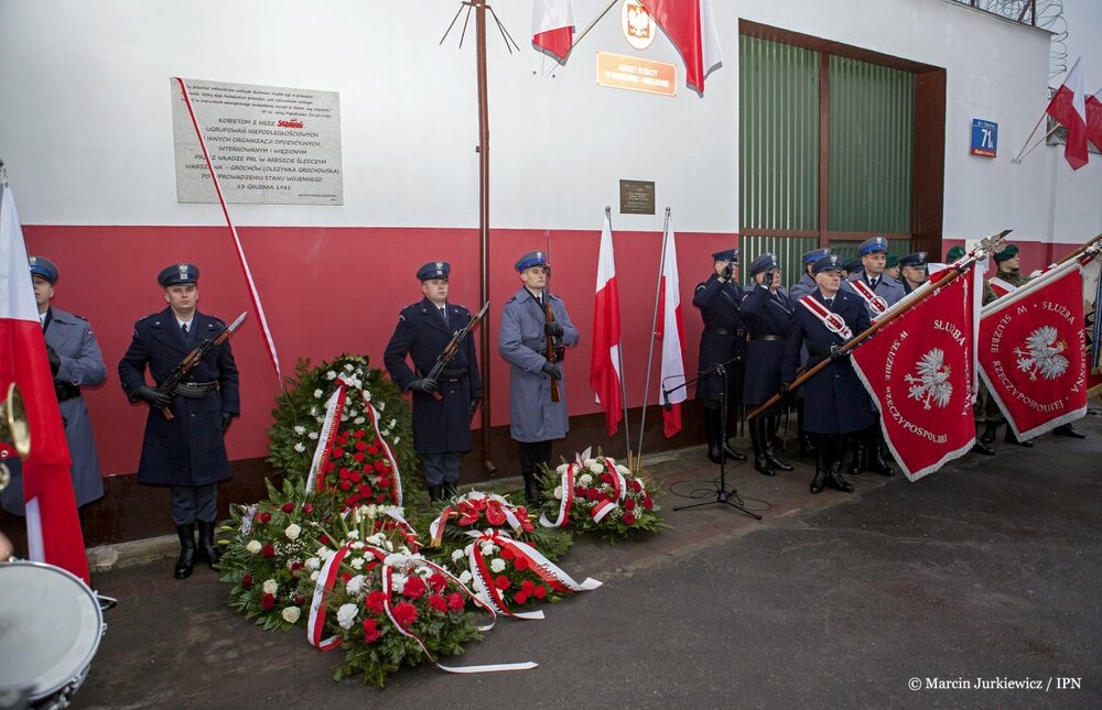 Odsłonięcie tablicy poświęconej kobietom internowanym i osadzonym w Areszcie Olszynka Grochowska – Warszawa, 20 grudnia 2017. Fot. Marcin Jurkiewicz