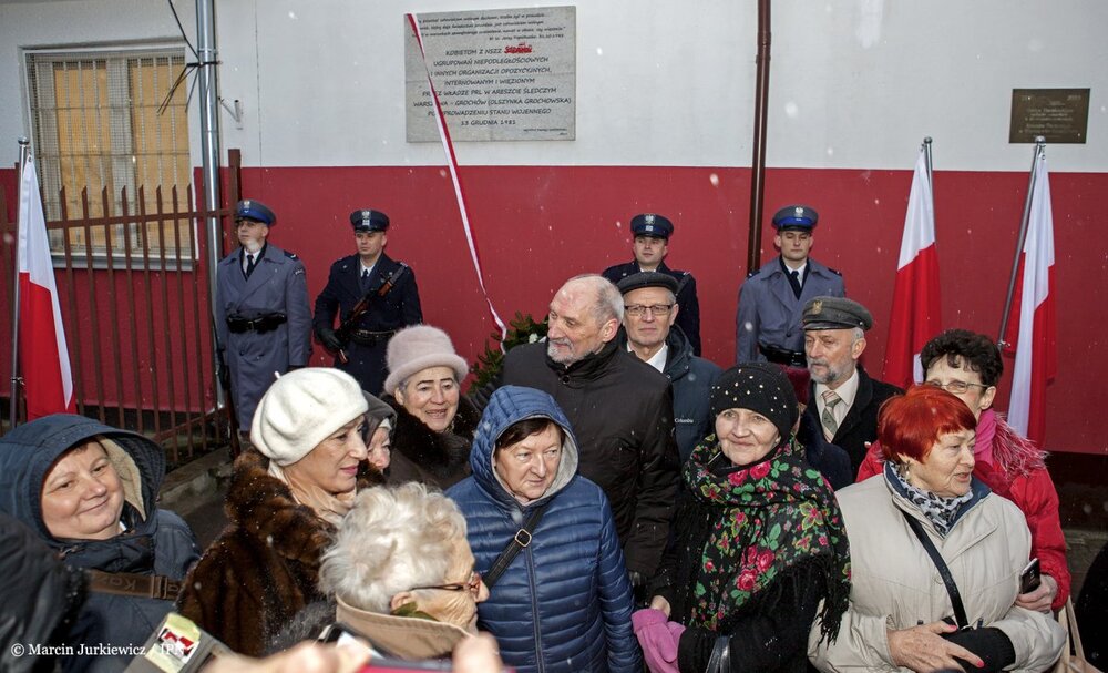 Odsłonięcie tablicy poświęconej kobietom internowanym i osadzonym w Areszcie Olszynka Grochowska – Warszawa, 20 grudnia 2017. Fot. Marcin Jurkiewicz