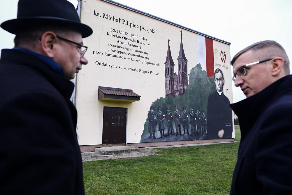 Uroczystości upamiętniające ks. Michała Pilipca. Mural z kapłanem na szkole w Błażowej. Fot. Sławek Kasper (IPN)