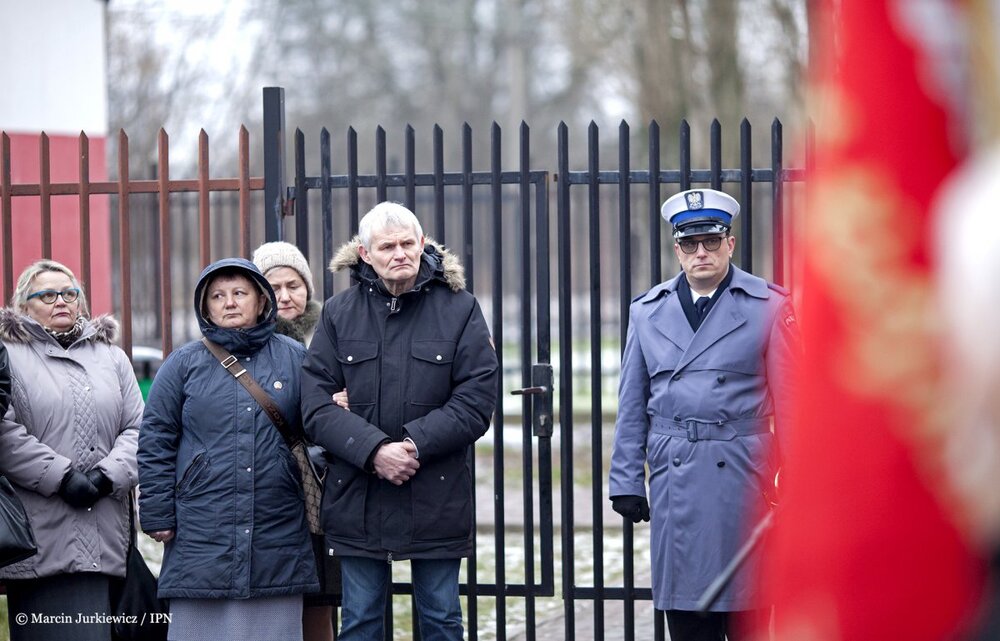 Odsłonięcie tablicy poświęconej kobietom internowanym i osadzonym w Areszcie Olszynka Grochowska – Warszawa, 20 grudnia 2017. Fot. Marcin Jurkiewicz