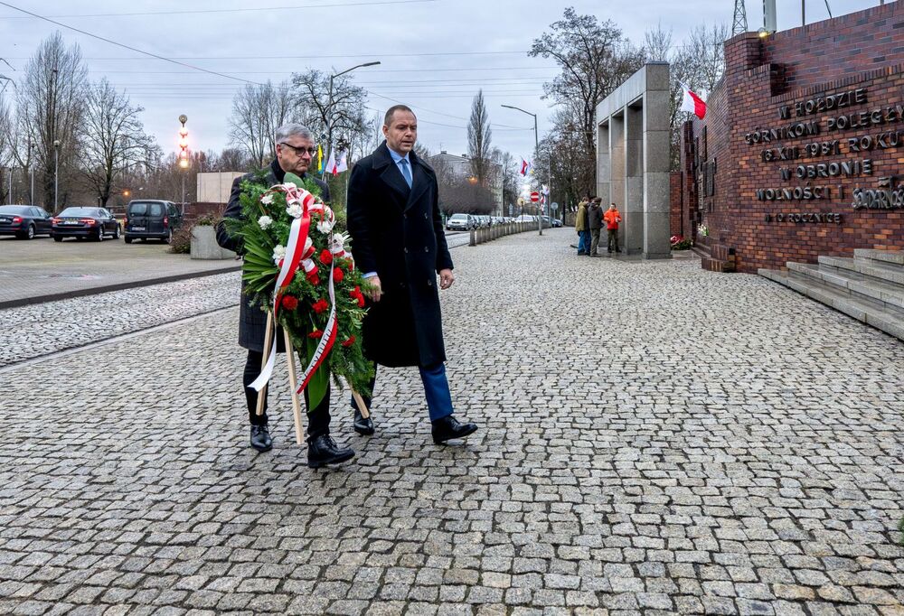 Dr Karol Nawrocki wraz z dr. Andrzejem Sznajderem, dyrektorem Oddziału IPN w Katowicach, złożyli kwiaty pod Krzyżem–Pomnikiem Poległych Górników przy Kopalni „Wujek” – Katowice, 16 grudnia 2024. Fot. Krzysztof Łojko (IPN)