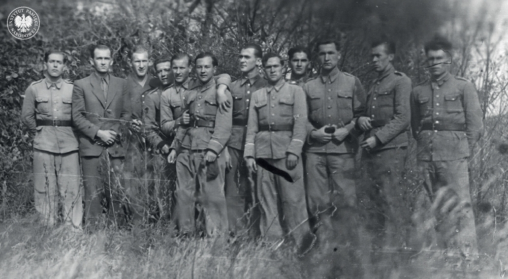 Kompania słuchaczy Wyższej Szkoły Oficerskiej im. Feliksa Dzierżyńskiego w Legionowie pozuje do zdjęcia w terenie. Fot. z zasobu AIPN