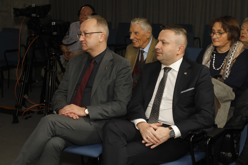 Dyskusja „»Nie rzucim Chryste Twego krzyża«. Protesty w obronie symboli religijnych w szkołach w ostatniej dekadzie PRL”. Na zdj. zastępca prezesa IPN dr hab. Karol Polejowski i dyrektor Biura Badań Historycznych IPN dr Sebastian Pilarski – Warszawa, 17 grudnia 2024. Fot. Piotr Życieński (IPN)