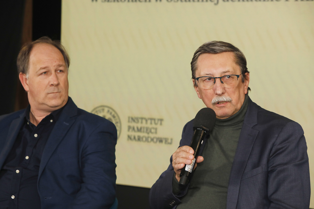 Dyskusja „»Nie rzucim Chryste Twego krzyża«. Protesty w obronie symboli religijnych w szkołach w ostatniej dekadzie PRL”. Na zdj. dr Grzegorz Majchrzak (L) i prof. Jan Żaryn (P) – Warszawa, 17 grudnia 2024. Fot. Piotr Życieński (IPN)