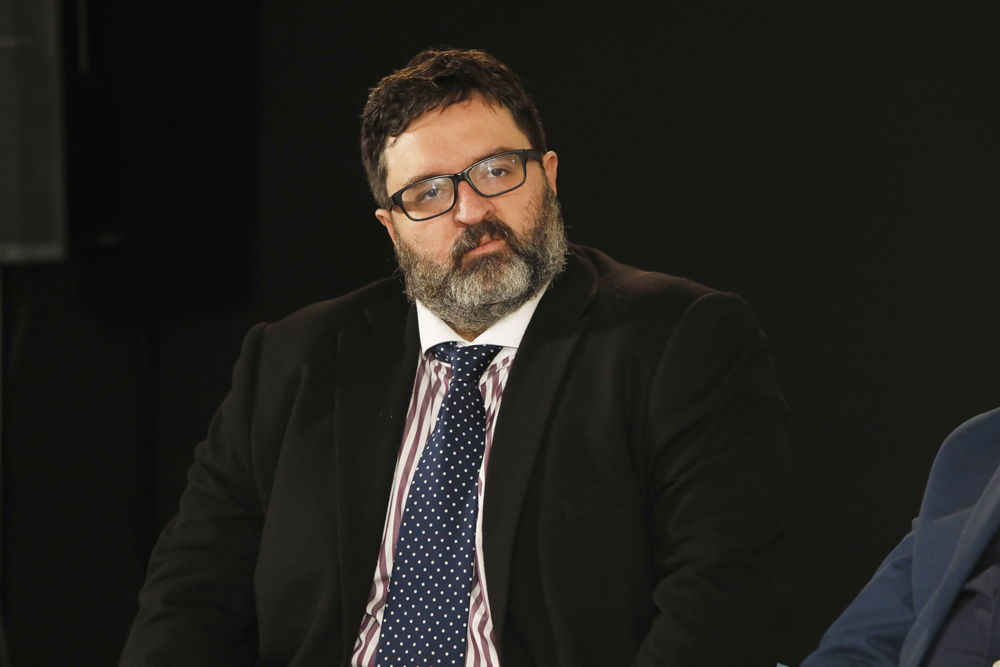 Dyskusja „»Nie rzucim Chryste Twego krzyża«. Protesty w obronie symboli religijnych w szkołach w ostatniej dekadzie PRL”. Na zdj. dr hab. Rafał Łatka – Warszawa, 17 grudnia 2024. Fot. Piotr Życieński (IPN)