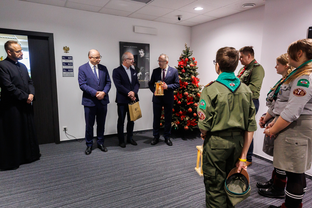 Betlejemskie Światło Pokoju w Instytucie Pamięci Narodowej – 20 grudnia 2024. Fot. Sławek Kasper (IPN)