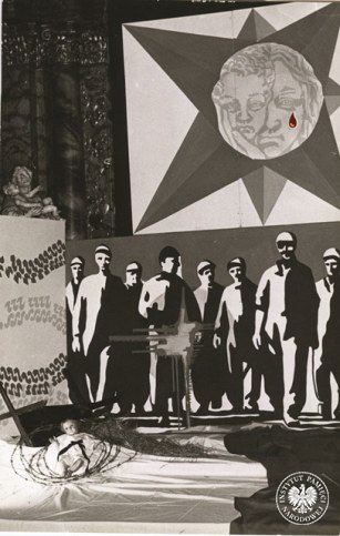 Bożonarodzeniowa szopka w kościele ojców Jezuitów w Kaliszu wystawiona w grudniu 1981 roku przedstawiająca tragedię w kopalni „Wujek” w Katowicach (fot. z zasobu IPN)