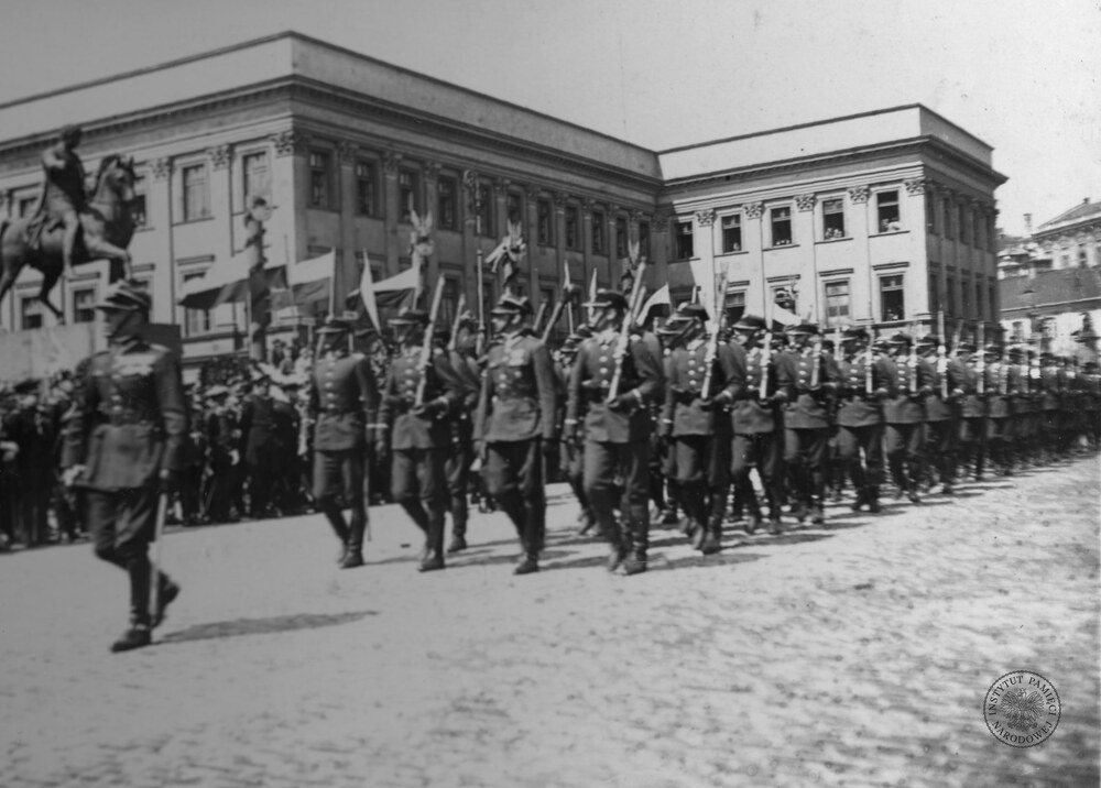 Kompania podchorążych zawodowych ze Szkoły Podchorążych Inżynierii defiluje przed pomnikiem księcia Józefa Poniatowskiego, usytuowanym przed gmachem Sztabu Głównego Wojska Polskiego, na placu Marszałka Józefa Piłsudskiego w Warszawie (fot. z zasobu IPN)