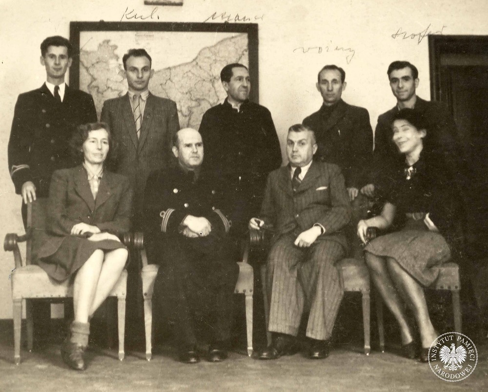 Pracownicy szczecińskiego oddziału Delegatury Rządu dla Spraw Wybrzeża. Drugi od lewej siedzi Kazimierz Bartoszyński (fot. z zasobu AIPN)