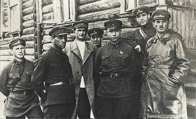 Naczelnik budowy Kanału Białomorsko-Bałtyckiego Naftali Frenkel (pierwszy z prawej) i naczelnik Gułagu Matwiej Berman (drugi z prawej), 1932 r. Fot. Wikimedia Commons