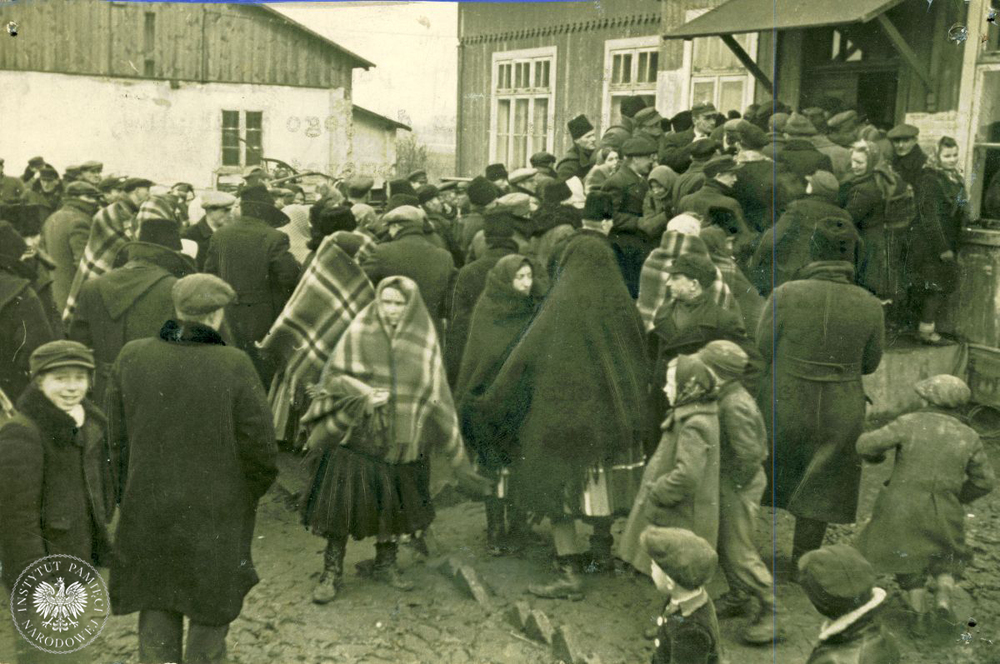 Mieszkańcy wsi przed lokalem wyborczym, 19 stycznia 1947 r. (fot. z zasobu AIPN)